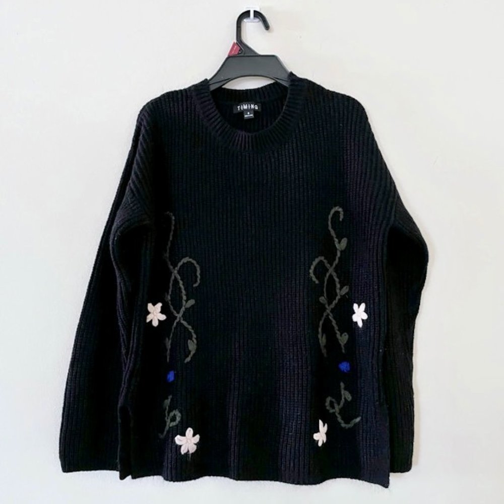 TIMING Embroidered front sweater, Soft knit sweater